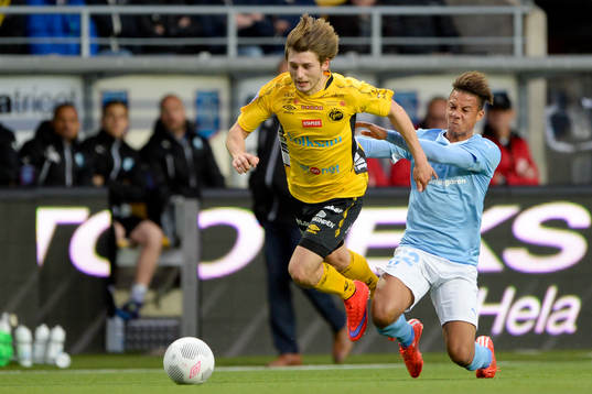 Malmö FFs Tobias Sana fäller Elfsborgs Arber Zeneli