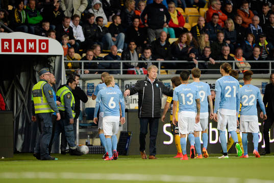 Malmö FFs tränare Åge Hareide kallar på spelarna som