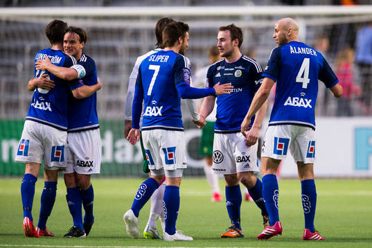 Sundsvalls Daniel Sliper ocu Stefan Ålander gratulerar