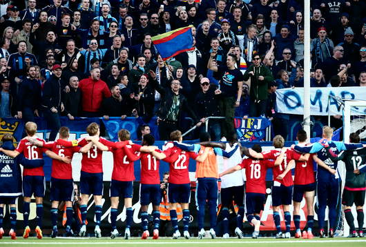 Djurgården firar med sina supportrar