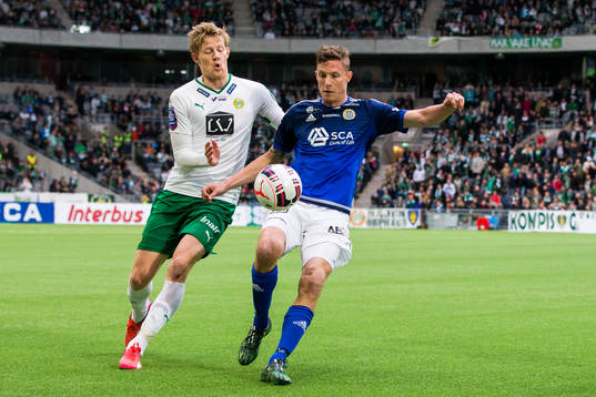 Hammarbys Lars Saetra uppvaktar Sundsvalls Johan Eklund