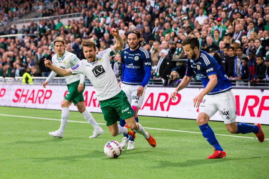 Hammarbys Måns Söderqvist dras omkull av Sundsvalls