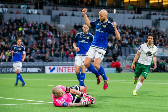 Sundsvalls Stefan Ålander hoppar över målvakt Lloyd