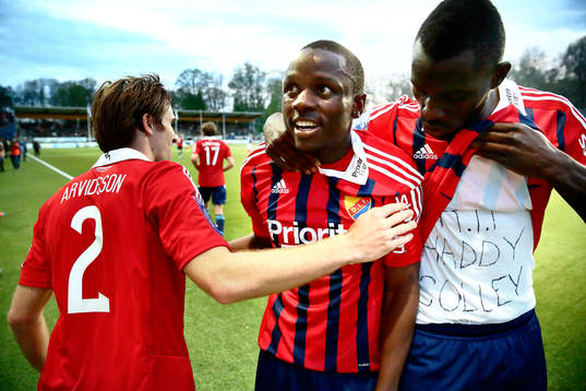 Djurgårdens Nyasha Mushekwi och Omar Colley jublar