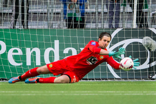 Hammarbys målvakt Johannes Hopf med en räddning