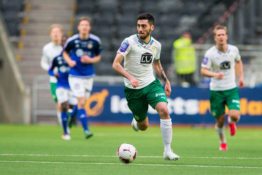 Hammarbys Nahir Besara med bollen