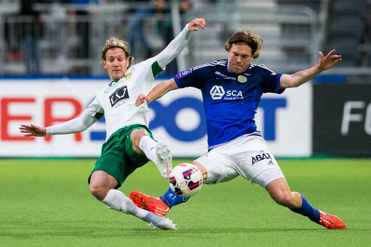 Hammarbys Oliver Silverholt i kamp om bollen med Sundsvalls