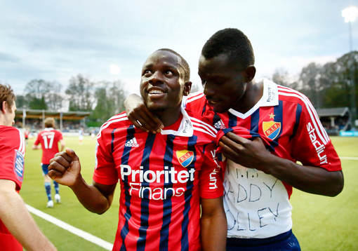 Djurgårdens Nyasha Mushekwi och Omar Colley jublar