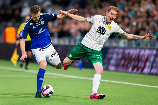 Sundsvalls Leo Englund trycker undan Hammarbys Birkir Már