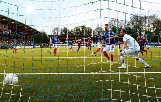 Mål förbi Åtvidabergs målvakt Henrik Gustavsson