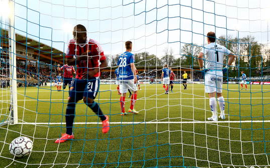 Djurgårdens Nyasha Mushekwi hämtar bollen