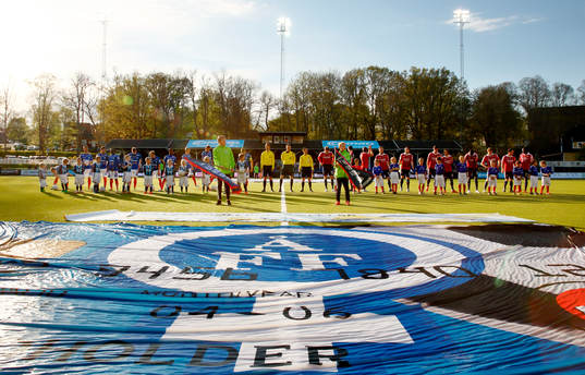 Åtvidaberg och Djurgården före fotbollsmatchen i
