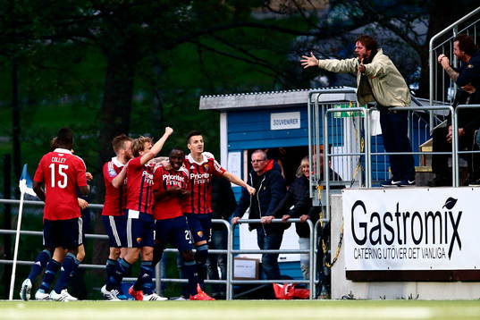 Djurgårdsspelarna med bland andra Nyasha Mushekwi jublar