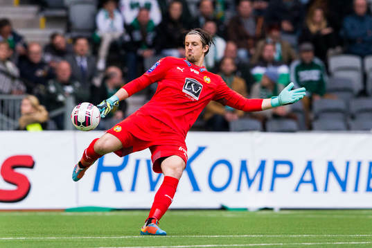 Hammarbys målvakt Johannes Hopf med en utspark