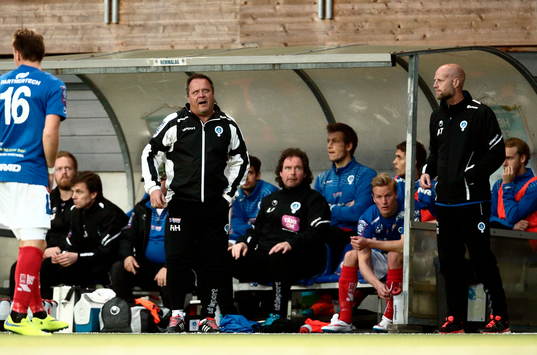 Åtvidabergs bänk med tränare tränare Roar Hansen deppar