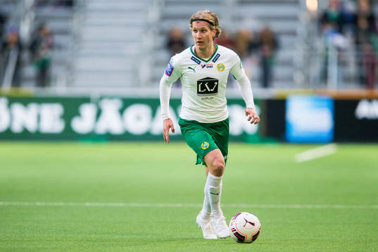 Hammarbys Oliver Silverholt med bollen