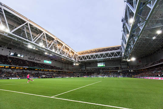 Sundsvalls målvakt Tommy Naurin med en utspark på Tele2