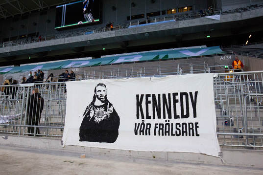 En banderoll med texten "Kennedy vår frälsare"