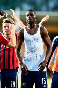 Djurgårdens Omar Colley med texten R.I.P. Haddy Colley på
