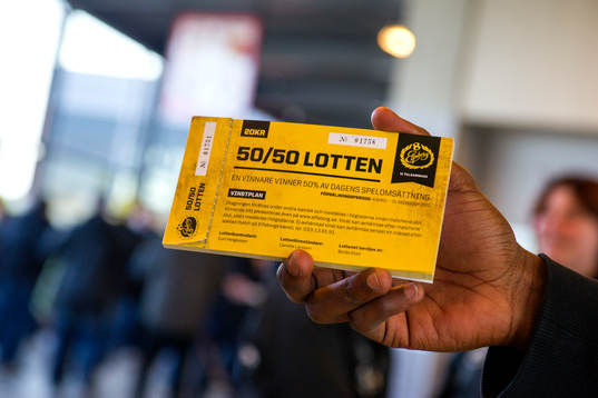 50/50-lotter säljs innan en fotbollsmatch i Allsvenskan