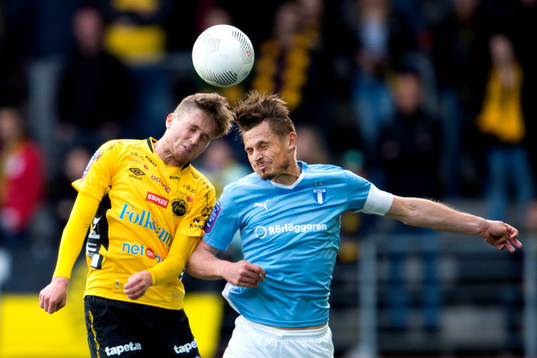 Elfsborgs Adam Lundqvist i nickduell med Malmö FFs Markus