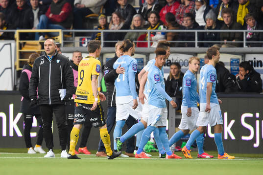 Spelarna lämnar planen