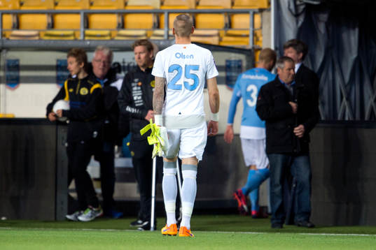 Malmö FFs målvakt Robin Olsen lämnar planen utan att