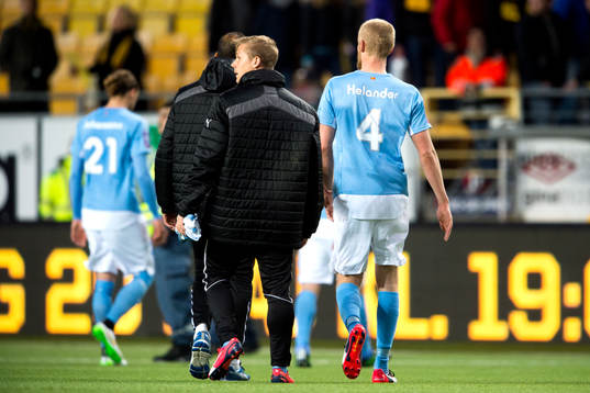 Malmö FFs Filip Helander lämnar planen utan att tacka