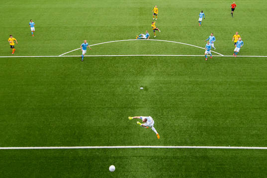Elfsborgs Marcus Rohdén gör 1-1 bakom Malmö FFs målvakt