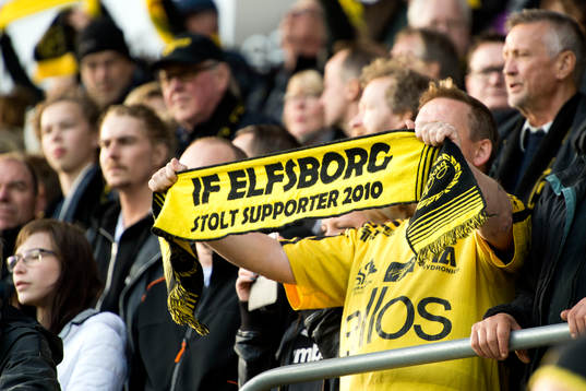 En elfsborgssupporter håller upp en flagga innan en