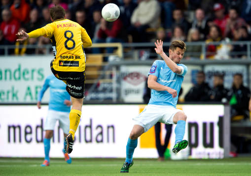 Elfsborgs Anders Svensson skjuter en boll framför Malmö