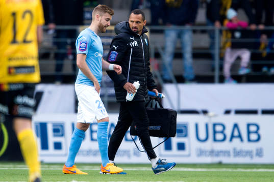 Malmö FFs Rasmus Bengtsson lämnar planen