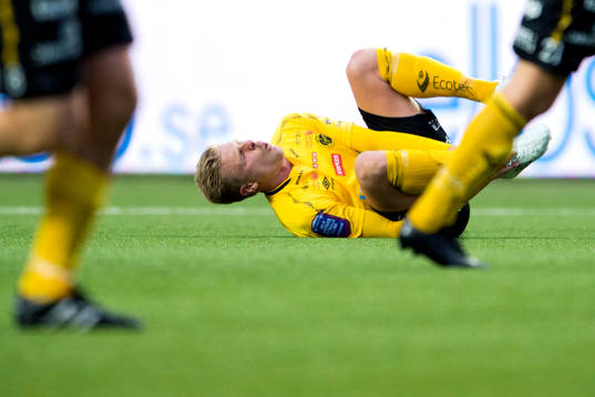 Elfsborgs Per Frick ligger skadad på gräset