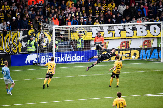 Malmö FFs Jo Inge Berget skjuter strax utanför Elfsborgs