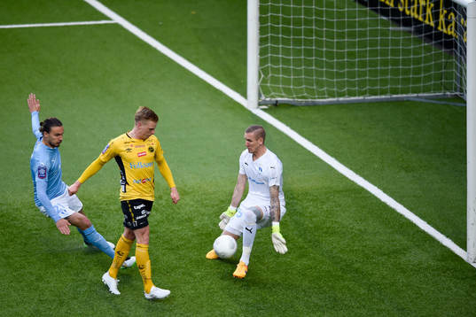 Elfsborgs Per Frick har en målchans framför Malmö FFs