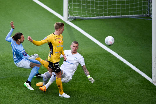 Elfsborgs Per Frick har en målchans framför Malmö FFs