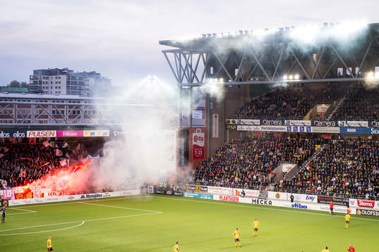 Malmö FFs supportrar tänder bengaler vilket gör att