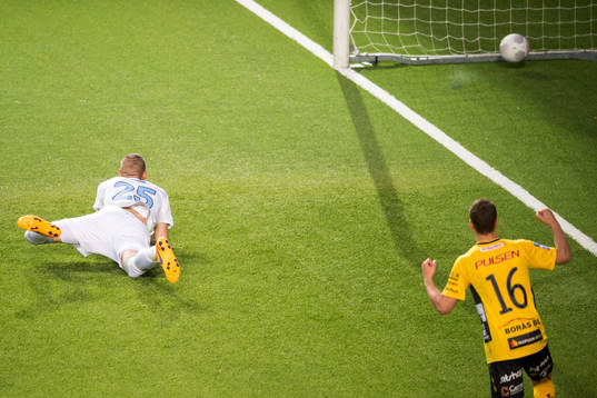 Malmö FFs målvakt Robin Olsen ser Elfsborgs Marcus