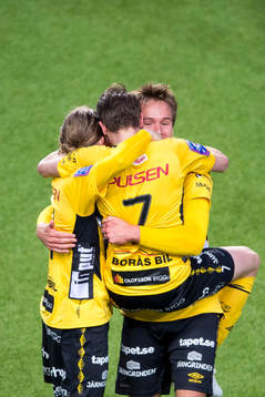 Elfsborgs Marcus Rohdén (rygg mot kameran) jublar ihop med