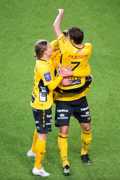 Elfsborgs Marcus Rohdén (rygg mot kameran) jublar ihop med