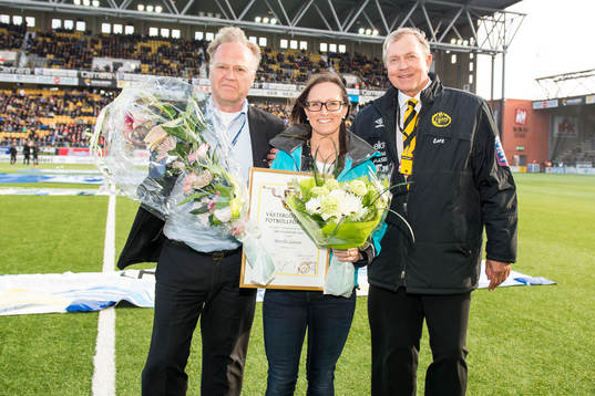Pernilla Larsson mottager pris som årets domare av VFF's