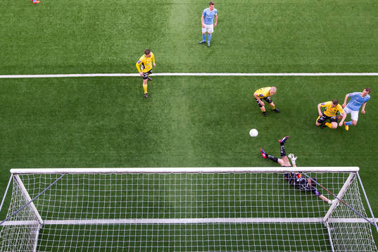 Malmö FFs Magnus Wolff Eikrem (höger i bild) gör 1-0
