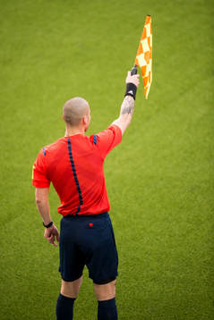 Linjedomaren vinkar för offside