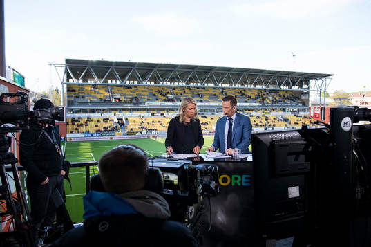 Malin Jonsson och Jon Persson i Cmore studion innan en