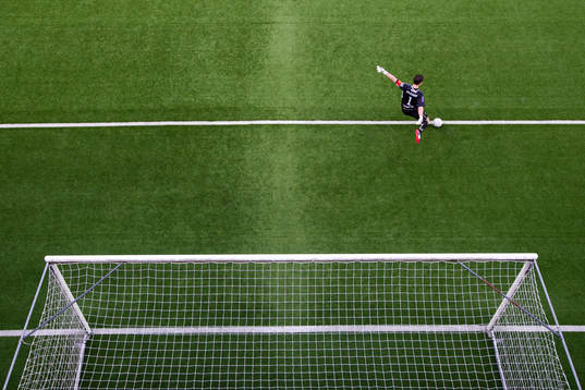 Elfsborgs målvakt Kevin Stuhr - Ellegaard skjuter utspark