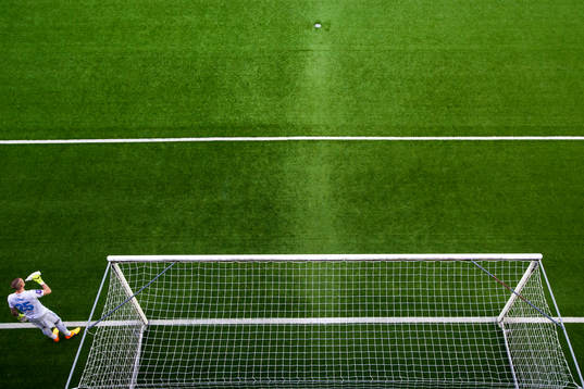 Malmö FFs målvakt Robin Olsen står vid sidan av målet