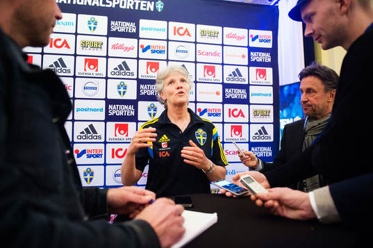 Sveriges förbundskapten Pia Sundhage svarar på frågor av