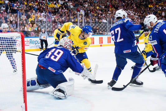 Sveriges Jacob Josefson oroar framför Frankrikes målvakt