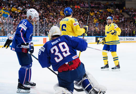 Frankrikes Julien Desrosiers och målvakt Cristobal Huet