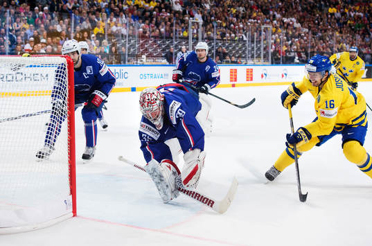 Frankrikes målvakt Cristobal Huet släpper in 1-0 från